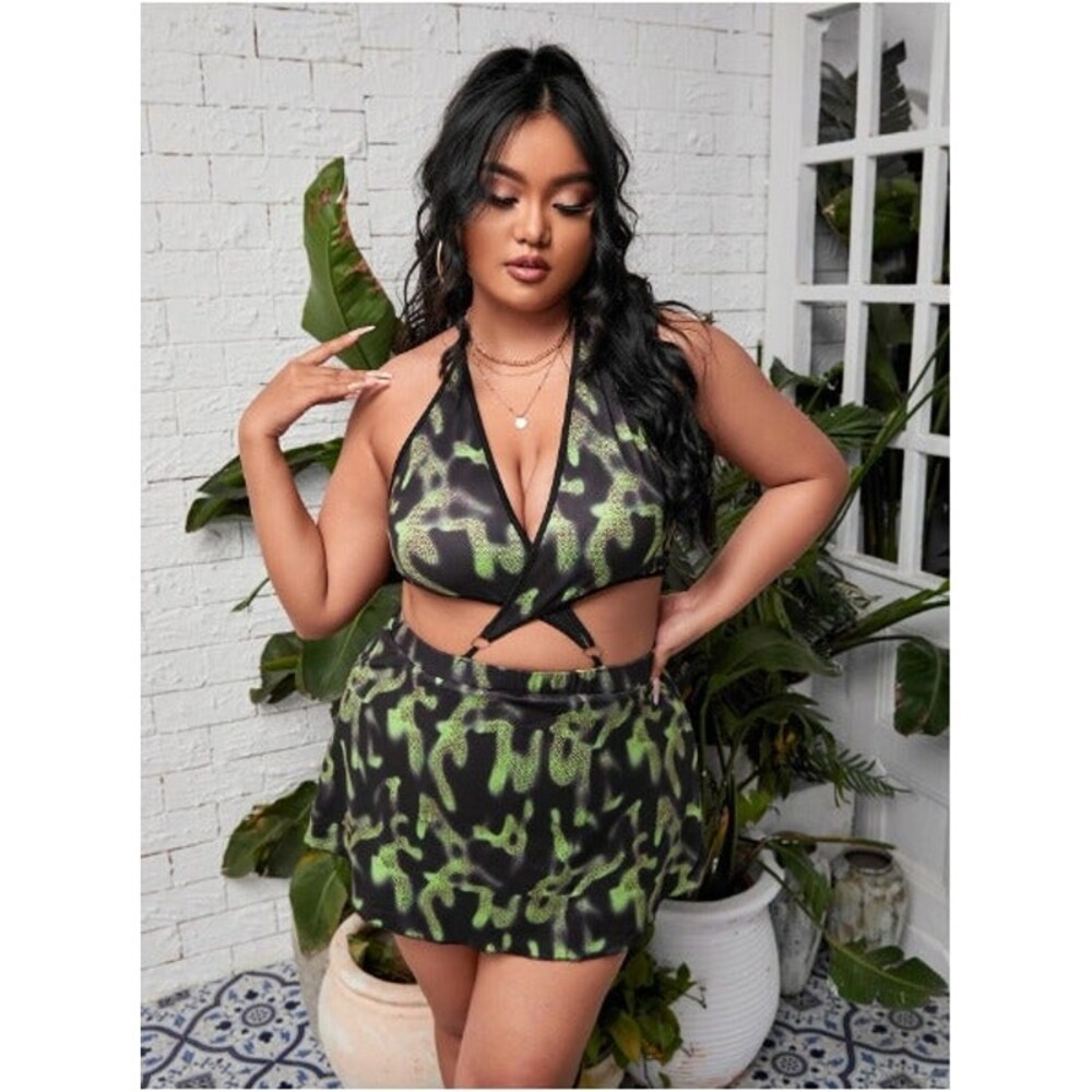 16 Plus (2X) Allover Print Ring Linked Tie Backless Halter Bodysuit